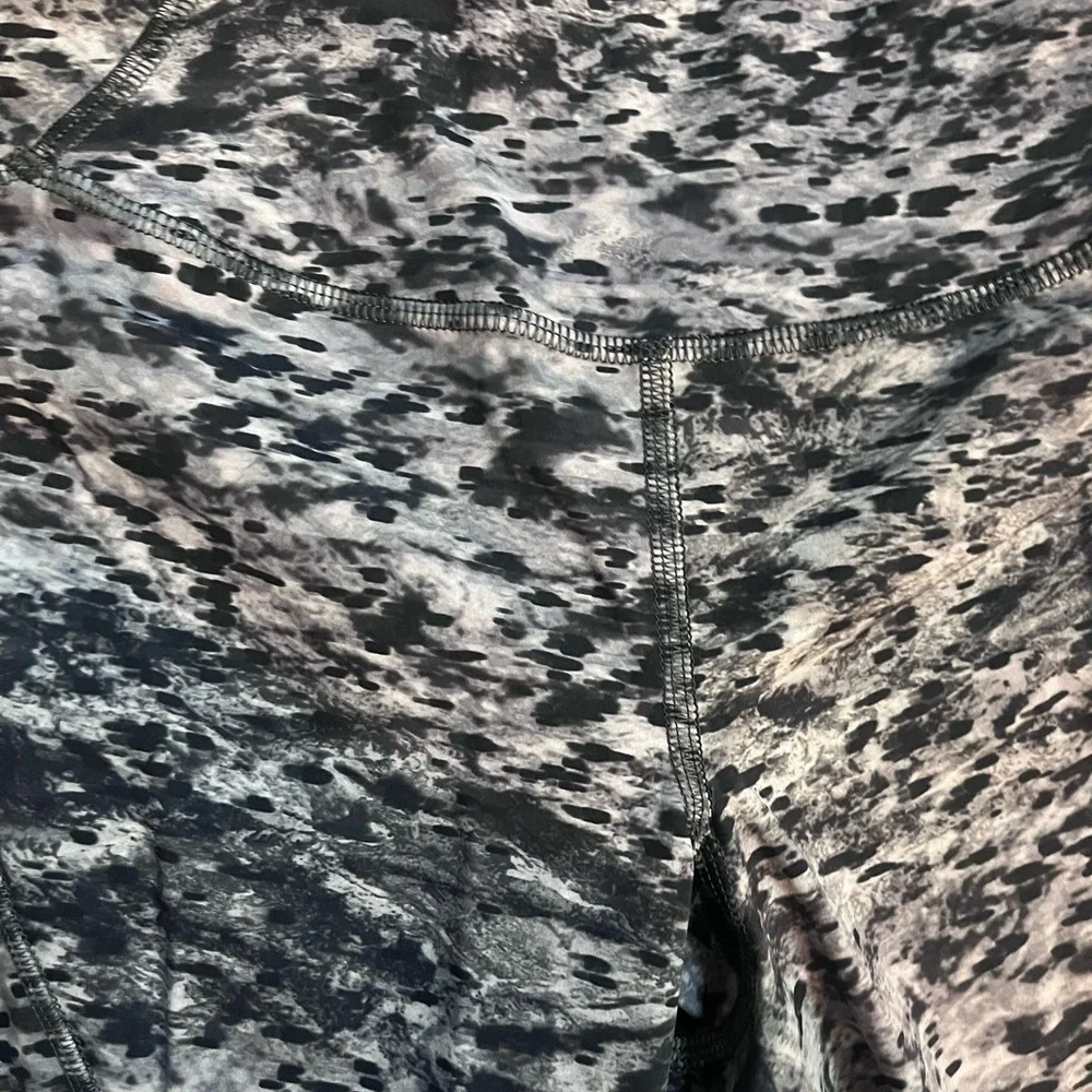 BLACK AND GRAY LULULEMON LEGGINGS - Picture 2 of 3